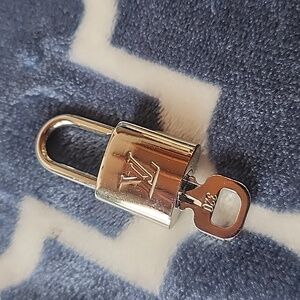 Louis Vuitton #320 Palladium Silver Lock & Key